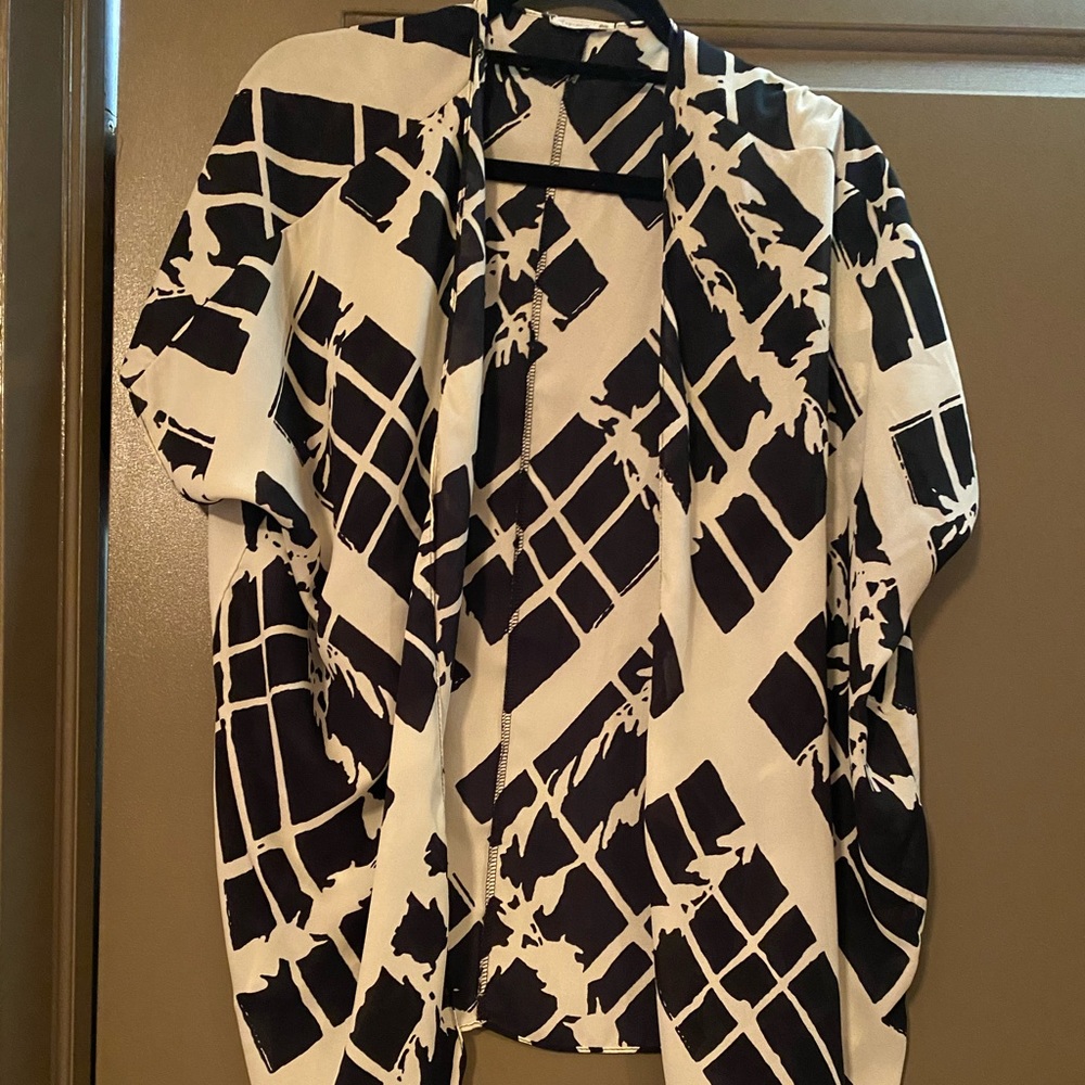 Soprano black and white kimono